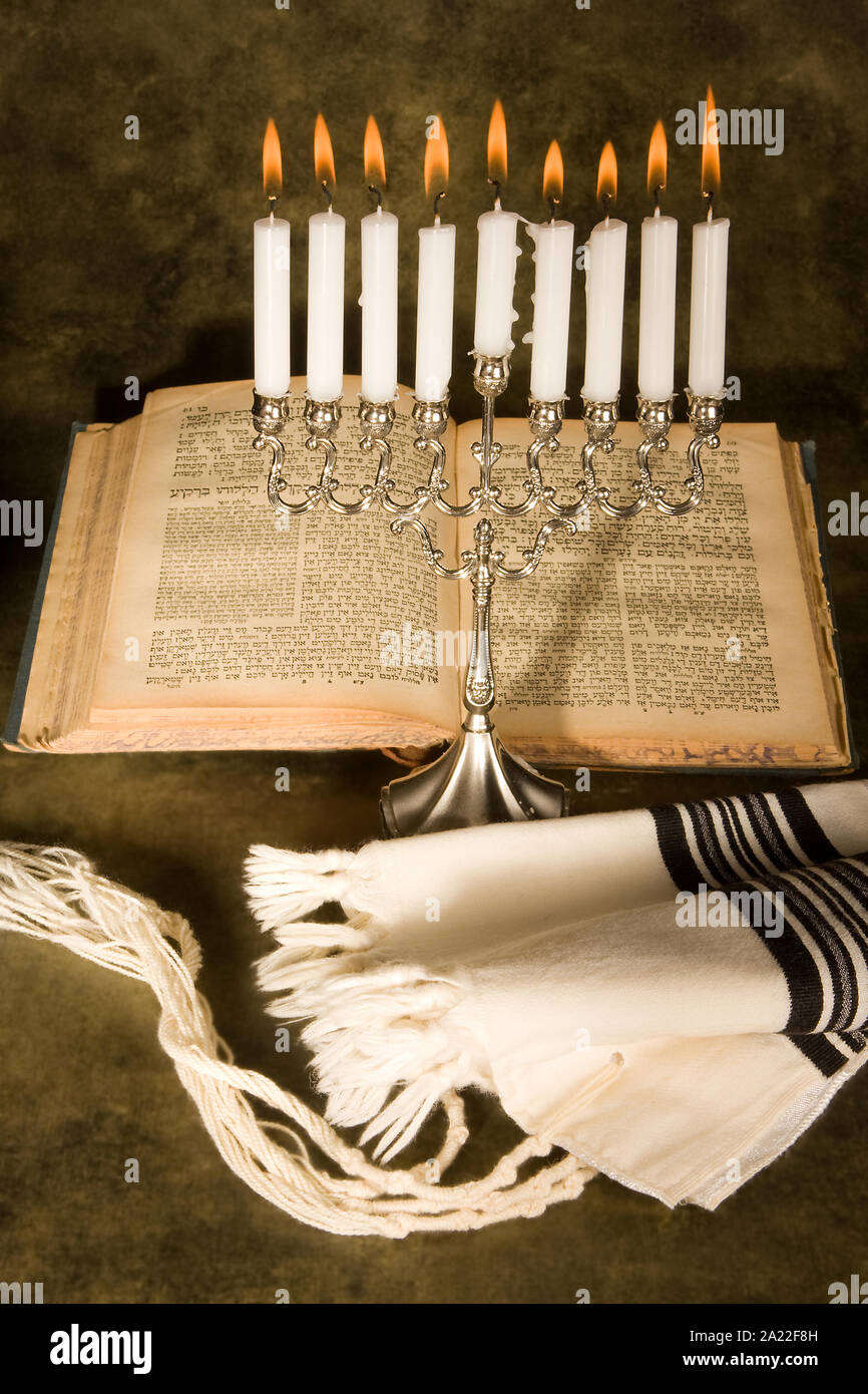 Livre de prières juives, châle et porte-bougie de Hanoukka Photo Stock -  Alamy