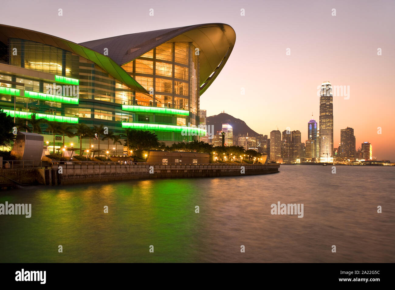 Hong Kong, Chine - Hong Kong Convention and Exhibition Centre building et skyline ofVictoria Port. Banque D'Images