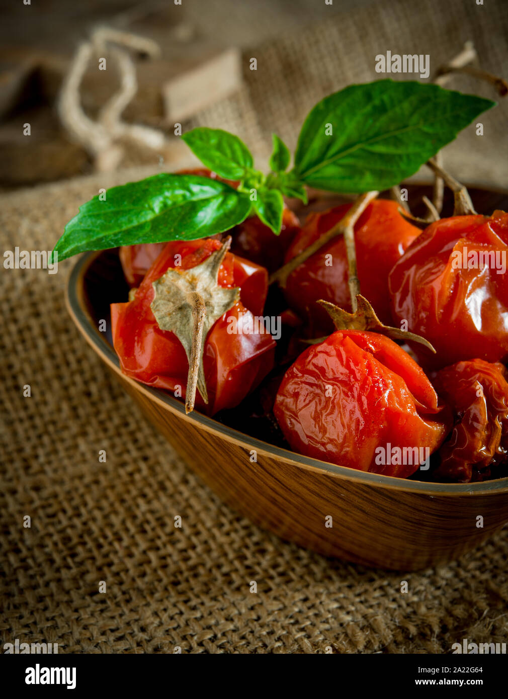 Avis de tomates cerises séchées sur la vieille table en bois Banque D'Images