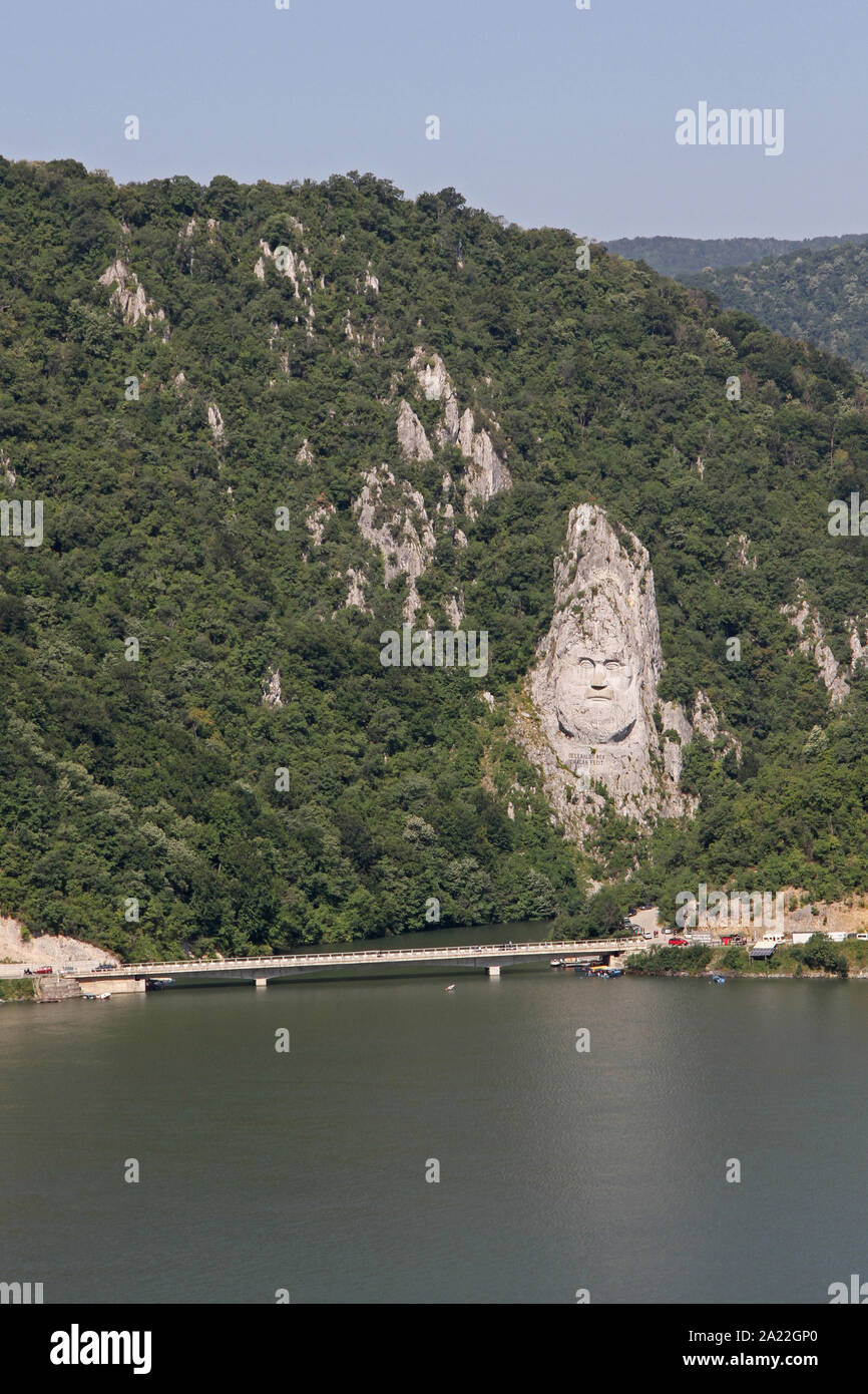 La roche affleure de secours sculpture du visage de Decebalus et un itinéraire 57 pont, Rex Decebalus Dragan Fecit, dernier roi de Dacia, sur la banque roumaine du Danube, frontière entre la Serbie et la Roumanie, Eselnita et Dubova, Roumanie. Banque D'Images