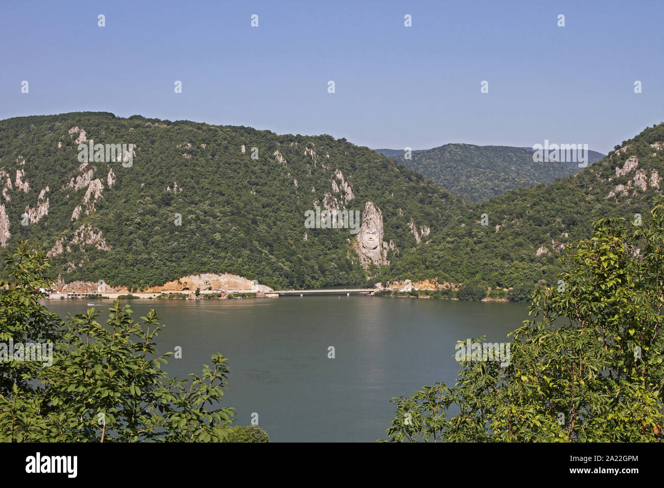 La roche affleure de secours sculpture du visage de Decebalus et un itinéraire 57 pont, Rex Decebalus Dragan Fecit, dernier roi de Dacia, sur la banque roumaine du Danube, frontière entre la Serbie et la Roumanie, Eselnita et Dubova, Roumanie. Banque D'Images