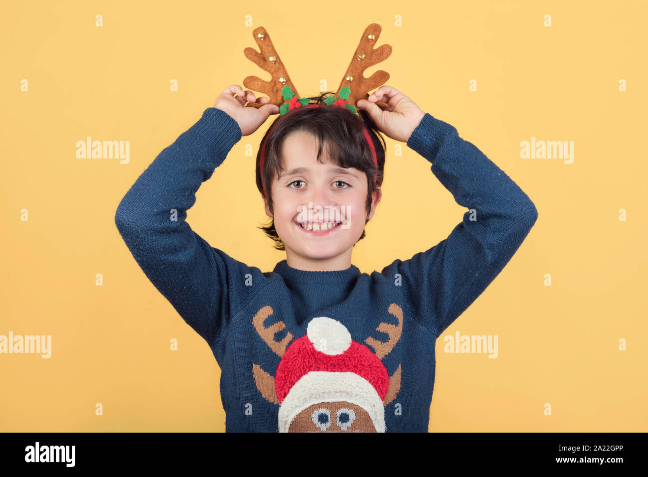 Joyeux Noël.enfant dans un costume de noël Renne Rudolph sur fond jaune Banque D'Images