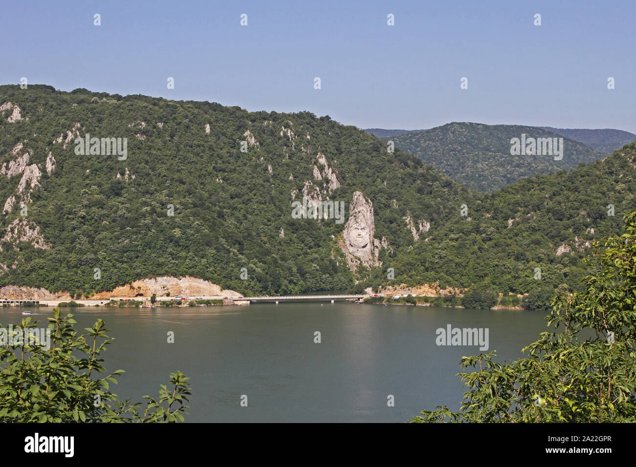 La roche affleure de secours sculpture du visage de Decebalus et un itinéraire 57 pont, Rex Decebalus Dragan Fecit, dernier roi de Dacia, sur la banque roumaine du Danube, frontière entre la Serbie et la Roumanie, Eselnita et Dubova, Roumanie. Banque D'Images