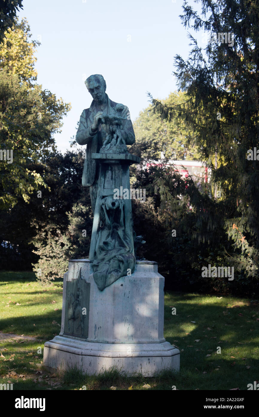 Paris France Statue Du Sculpteur Animal Peintre Emmanuel Fremie Sur Sa Celebre Sculpture De She Bear Cubs Protege Emmanuel Frjmiet Djnich Photo Stock Alamy