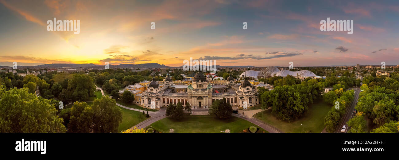 Paysage panoramique avec thermes Széchenyi dans le parc de la ville de Budapest. Incroyable coucher du soleil, belles lumières et grand angle. Banque D'Images