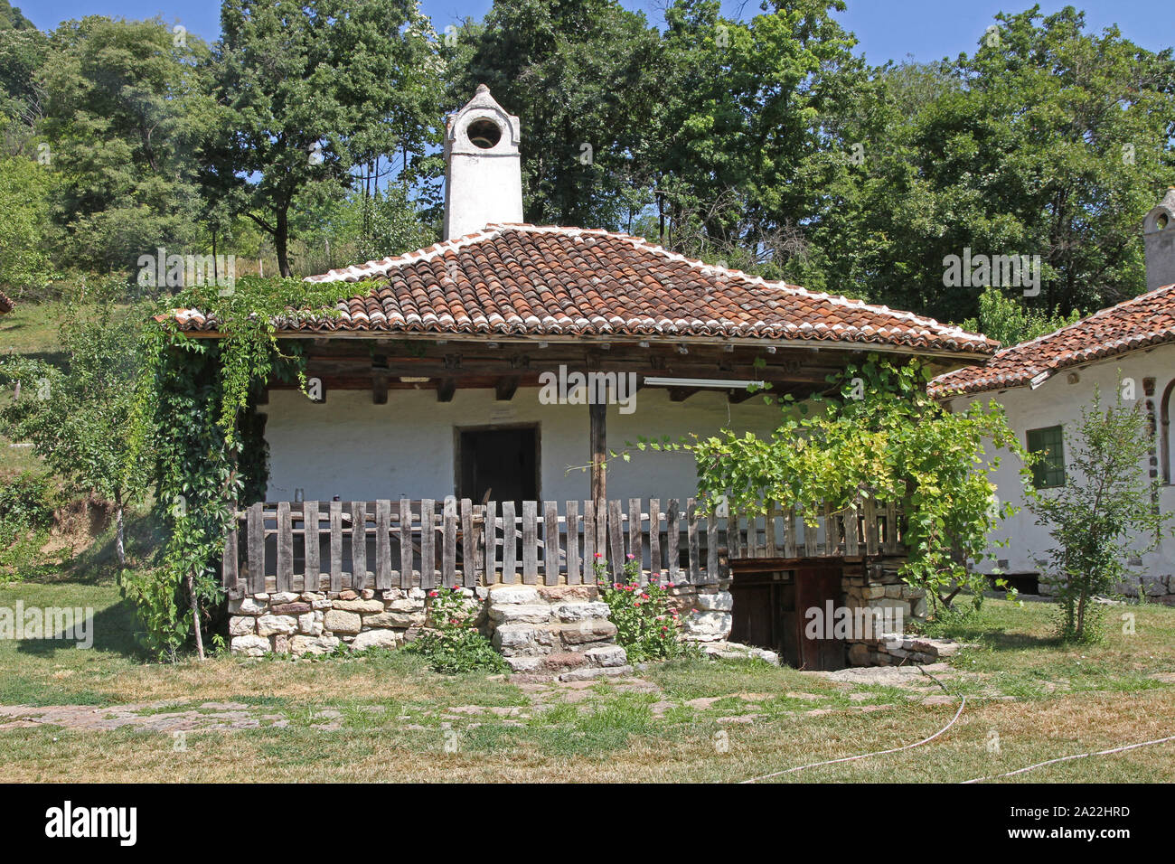 Cottages traditionnels serbes près de l'entrée de Vir, Lepinski Milanovac inférieur, la Serbie. Banque D'Images