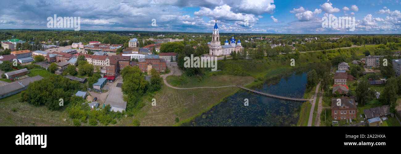 Panorama de la ville de Kashin sur une journée de juillet (Photographie aérienne) région de Tver, Russie Banque D'Images