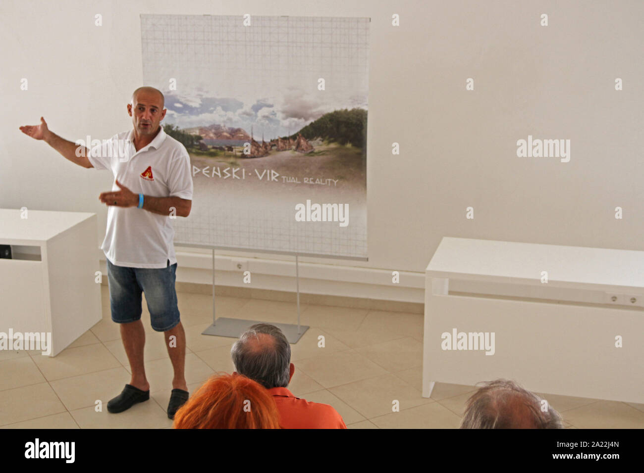 Presentor giving presentation aux touristes à Lepenski Vir AKA Lepena Whirlpool, un important site archéologique de la culture Mésolithique Portes de fer des Balkans, Boljetin, Serbie. Banque D'Images