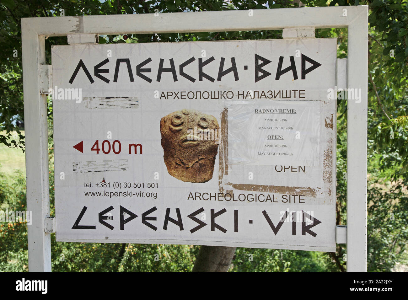 Panneau indiquant distance à Lepinski Vir AKA Lepena Whirlpool, à 400 mètres, avec des horaires d'ouverture et de la direction, Banque du Danube, Boljetin, Serbie. Banque D'Images