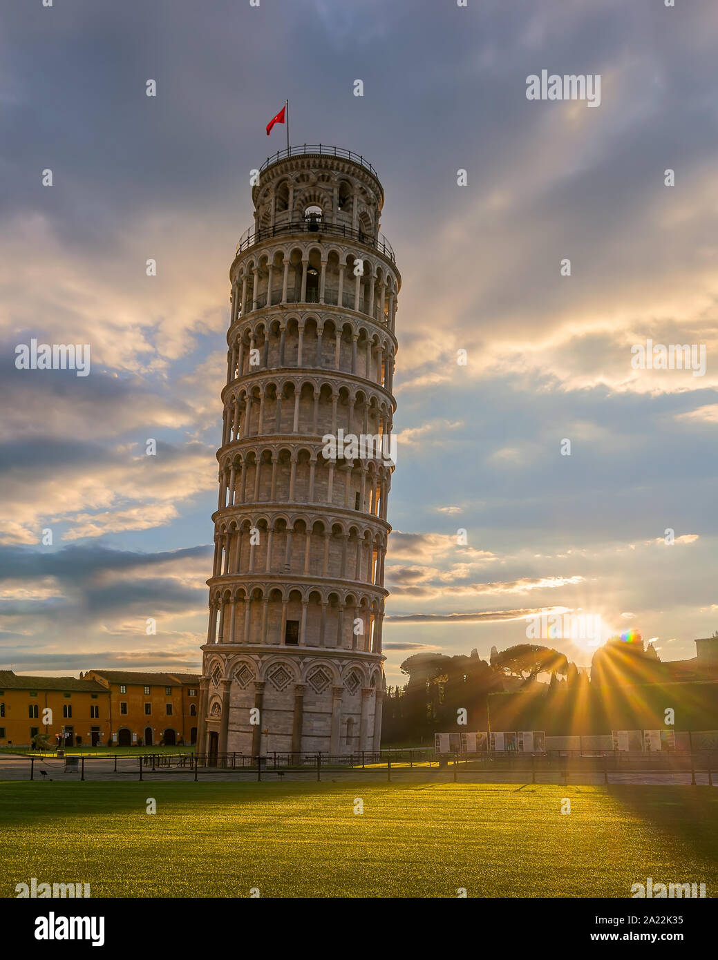 Tour de Pise avec soleil levant et cloudly ciel. L'Europe, Italie, Toscane, Pise. Banque D'Images