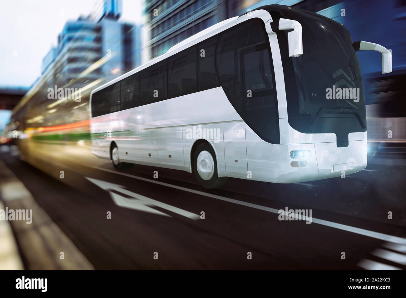 Autobus blanc se déplaçant rapidement sur la route dans une ville moderne avec effet de lumière Banque D'Images
