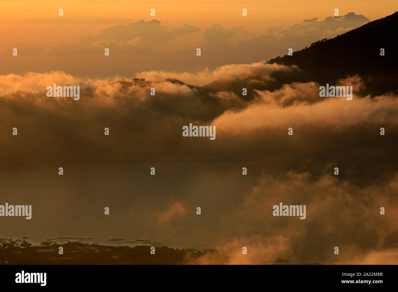 Vue panoramique des nuages et de la brume au lever du soleil du haut du mont Batur (Kintamani volcan), Bali, Indonésie Banque D'Images