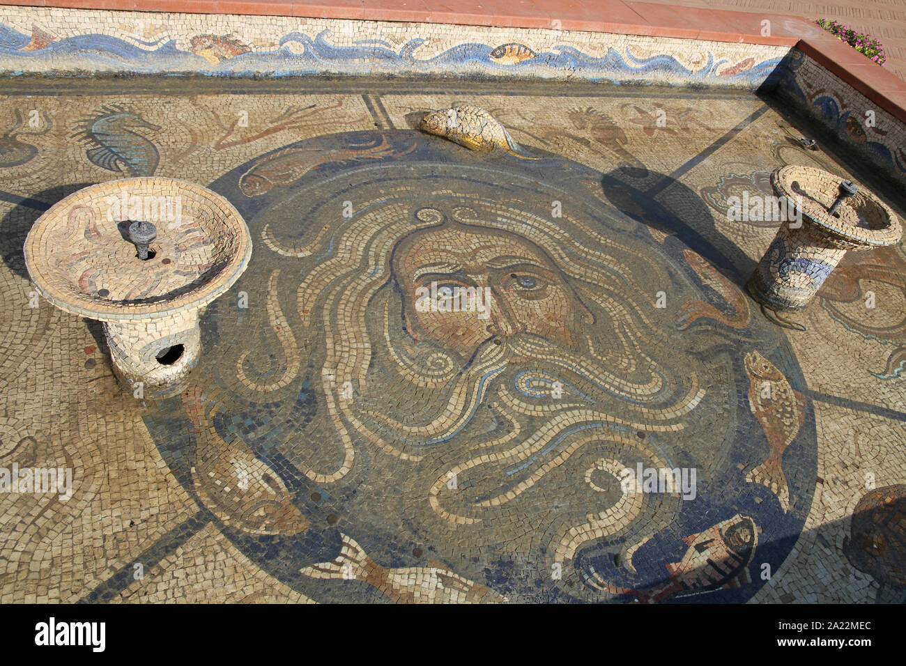 Fontaine centrale extérieure dans la réplique moderne de centurion romain's home, à la domus scientiarum / denier denier les scientifiques, la science, la science et la recherche, Centre de Kostolac, Branichevo, District de la Serbie. Banque D'Images