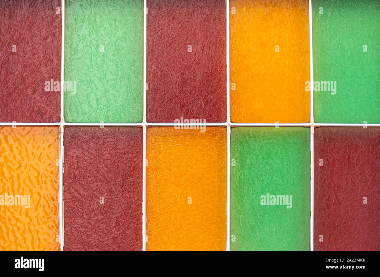 Vitrail. Verre carré de couleur dans les cadres. Rouge, Vert et jaune en verre. La texture de fond ou Banque D'Images