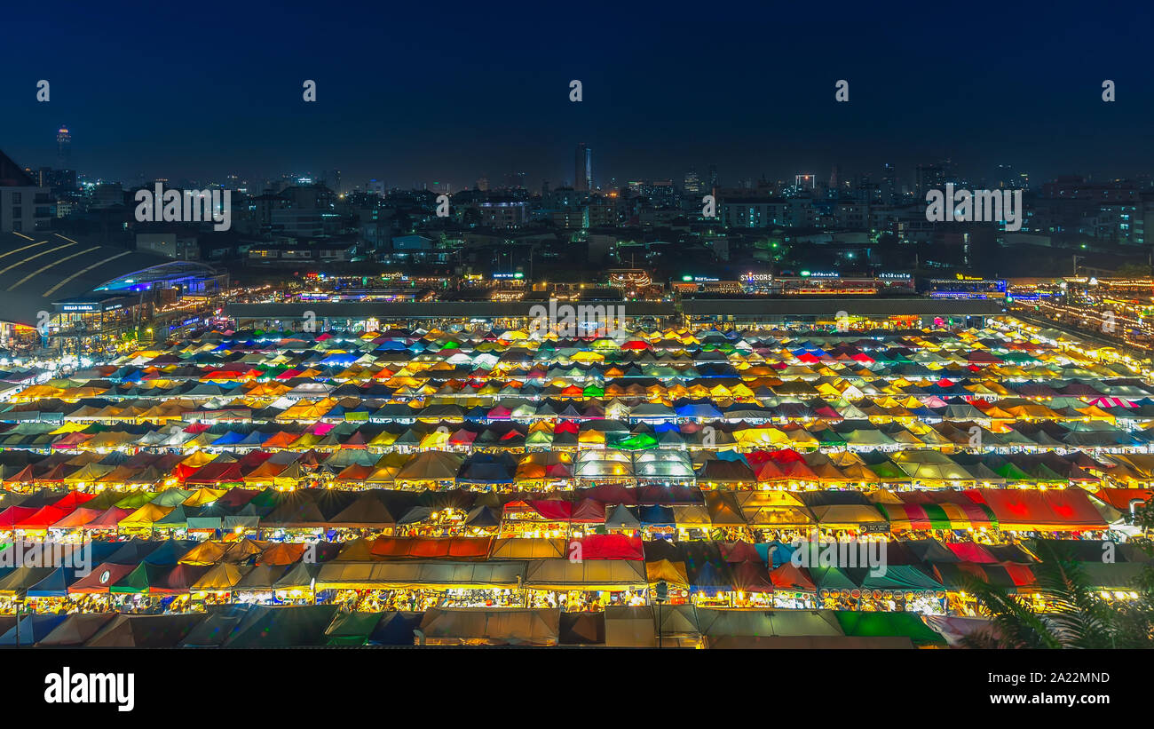 Marché avec des tentes colorées dans la nuit. C'est endroit en Thaïlande Train appel marché. Il est grand marché avec beaucoup d'aliments et la foule de personnes. Photo sh Banque D'Images