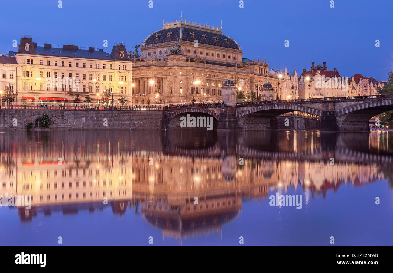 Amazing Prague cityscape avec théâtre national avec la réflexion de l'île de Kampa. Detination touristique très populaire en Eurpoe belle vieille ville, j Banque D'Images