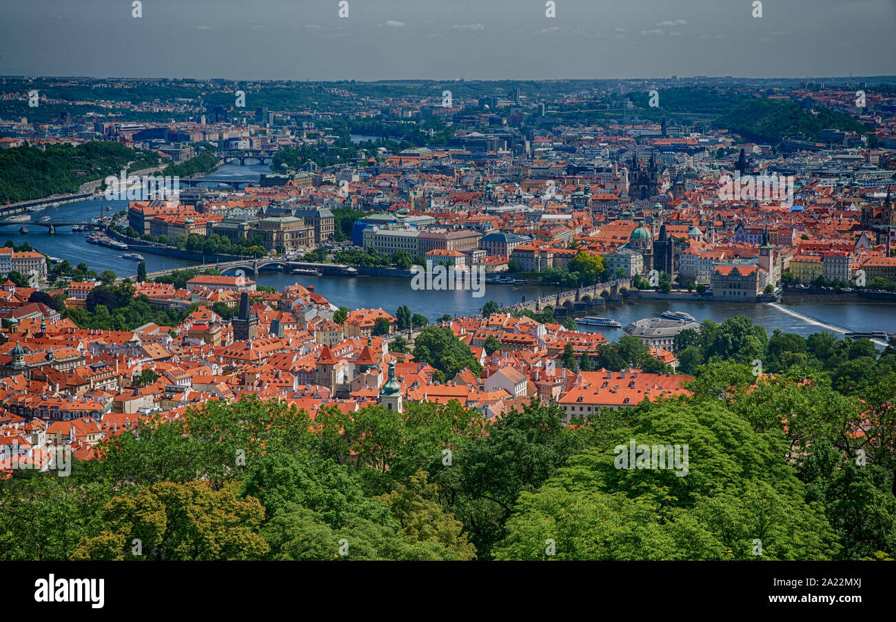 Amazing Prague cityscape avec Moldva river. Detination touristique très populaire en Eurpoe belle vieille ville, le quartier juif et la vie sociale. Banque D'Images