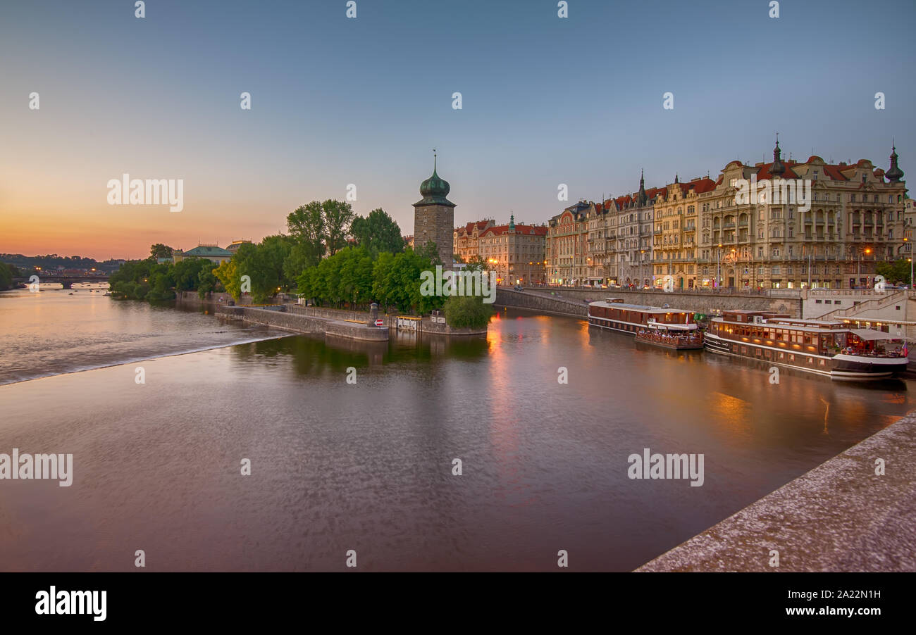 Prague cityscape lumières incroyable. Inclus tha vieille ville, château, rivière moldva et Charless pont dans cette photo. Banque D'Images