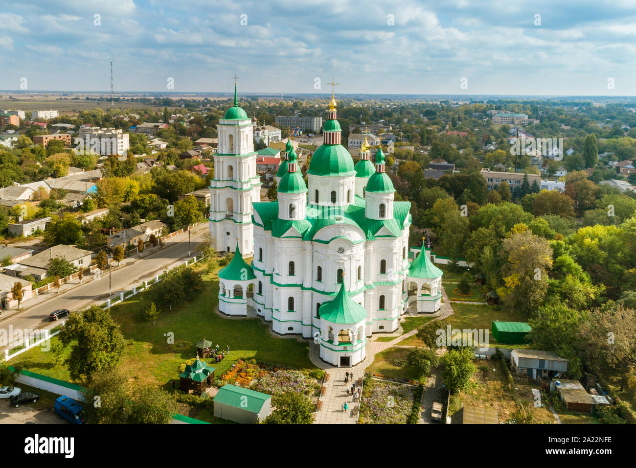 Vue aérienne de la cathédrale de la Nativité de la Sainte Vierge en Kozelets ville, région de Tchernihiv, en Ukraine. Cathédrale construite en style baroque ukrainien styl Banque D'Images