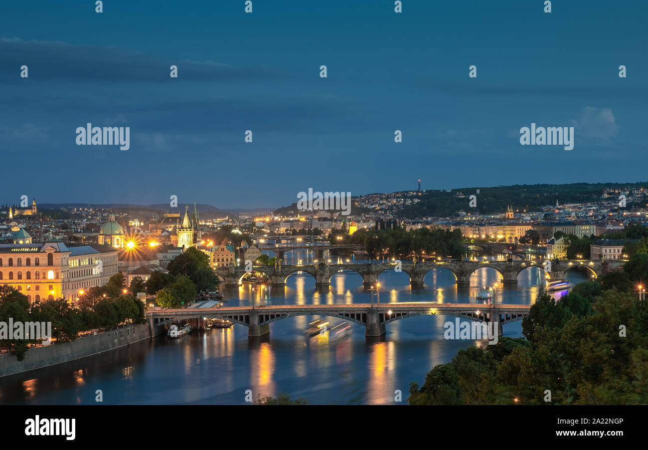 Amazing Prague cityscape avec tous les brdges Moldva en rivière. Detination touristique très populaire en Eurpoe belle vieille ville, le quartier juif et de la vie sociale Banque D'Images