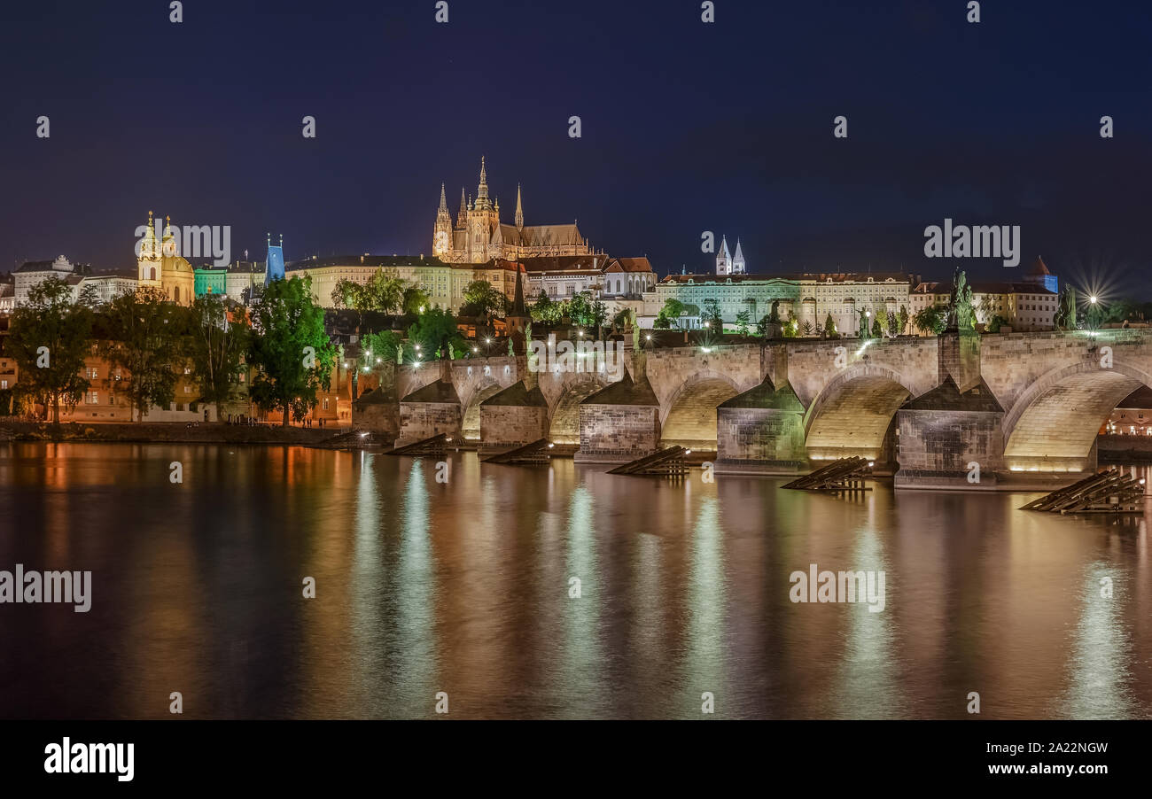 Prague cityscape lumières incroyable. Inclus tha vieille ville, château, rivière moldva et Charless pont dans cette photo. Banque D'Images