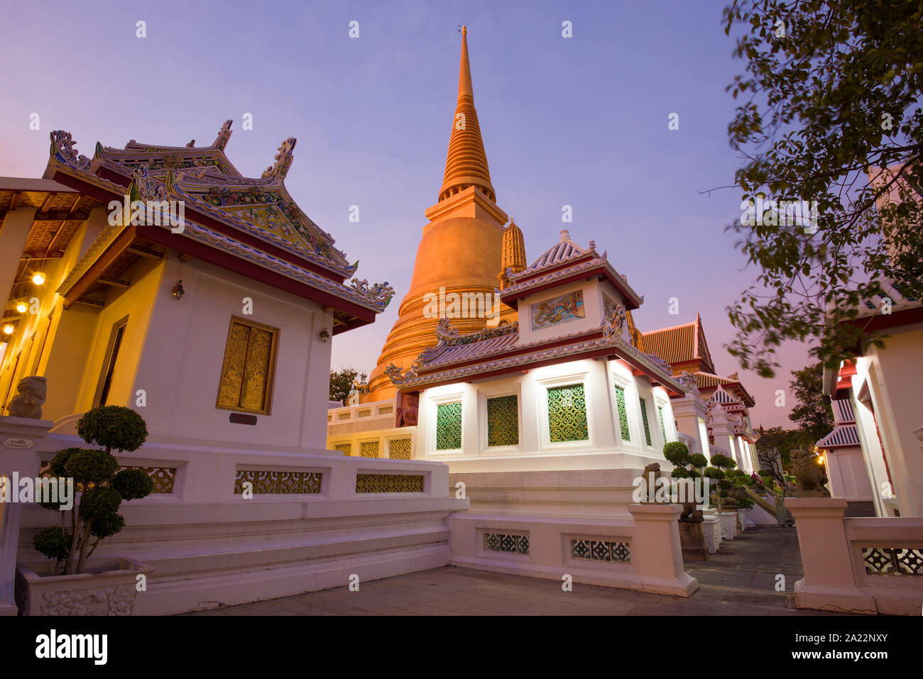 Crépuscule du soir dans le temple bouddhiste Wat Bowonniwet Vihara. Bangkok, Thaïlande Banque D'Images