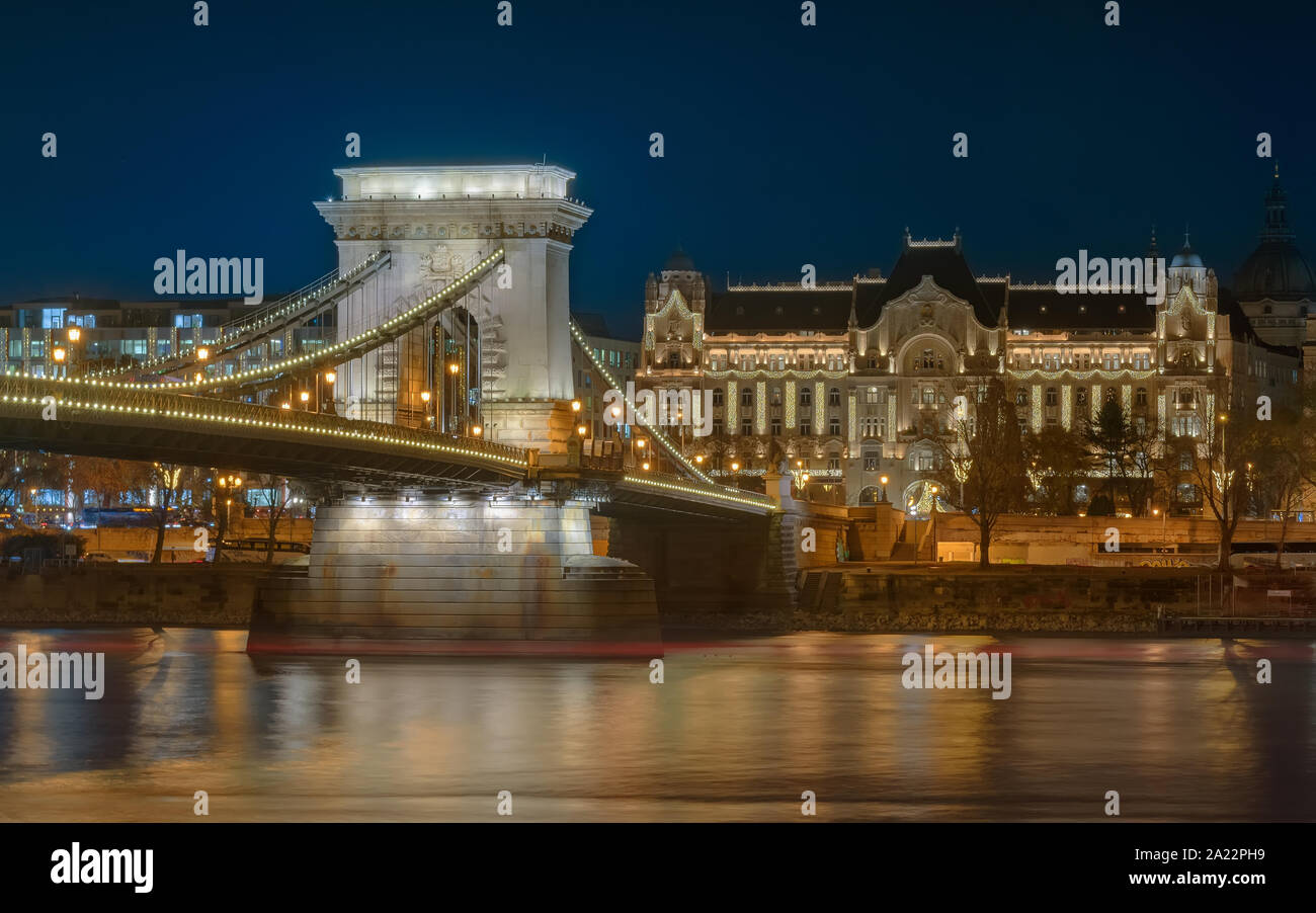 Pont des Chaînes et le Palais Gresham à Budapest. Dans citycscape incroyable blue hour. Banque D'Images