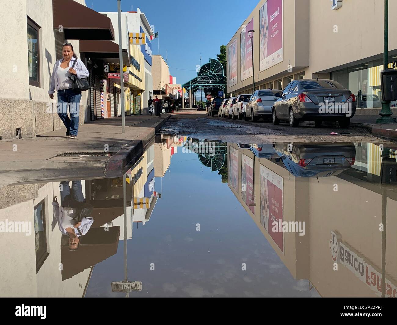 Un matin après la pluie je laisse l'eau stagnante dans les rues du centre-ville de Hermosillo. mañanna una despues de la lluvia que dejo agua estancada en las calles del centro de la ciudad de Hermosillo. Banque D'Images