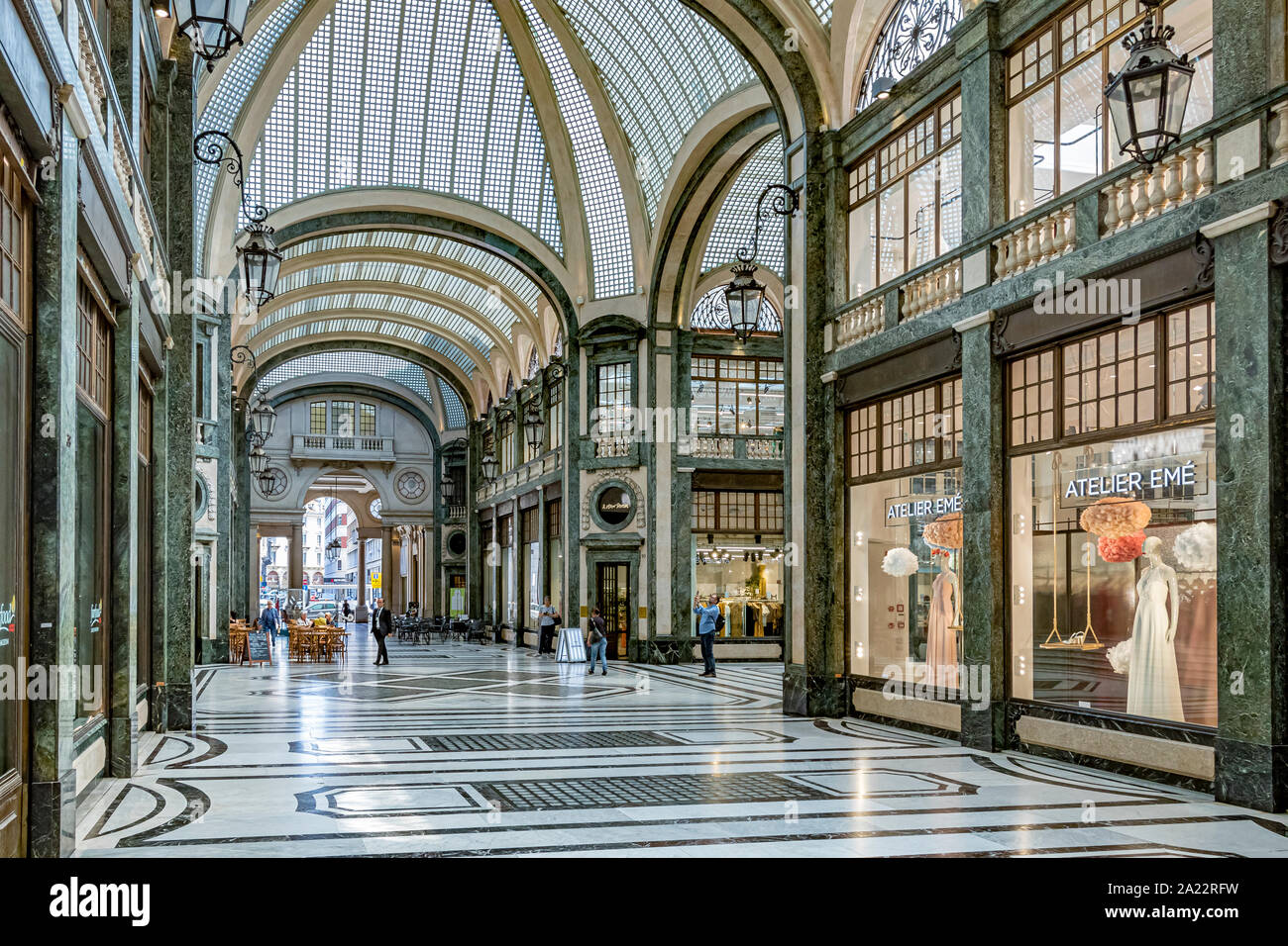 L'intérieur de l'art déco, verre plafond arcade ,Galleria San Federico à Turin, Italie Banque D'Images