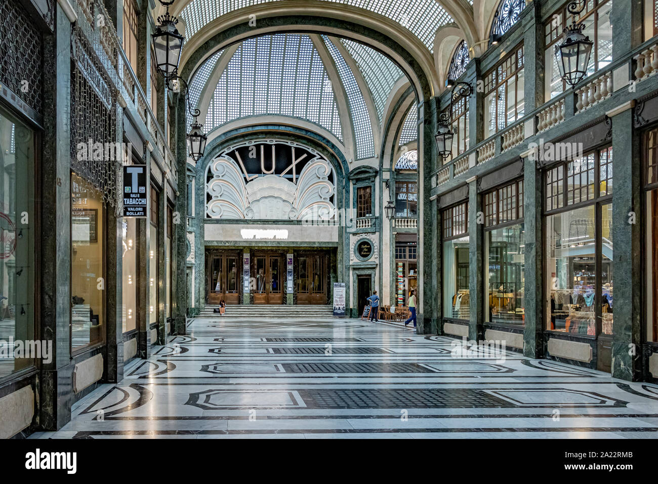 Le cinéma Lux art déco à l'intérieur du plafond de verre magnifique arcade Galleria San Federico à Turin, Italie Banque D'Images