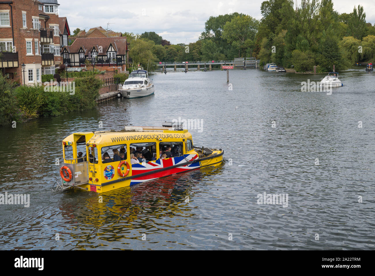 Duck Tours amphibie DUKW véhicule transportant les touristes sur une croisière sur la Tamise à Windsor, Berkshire, England, UK Banque D'Images