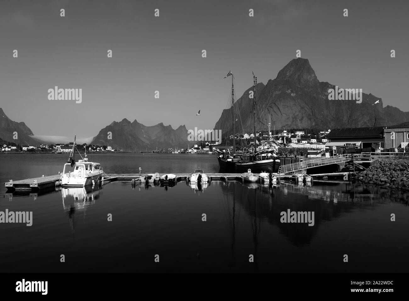 Village de pêcheurs de reine, îles Lofoten, Nordland, Norvège, Scandinavie, Europe Banque D'Images