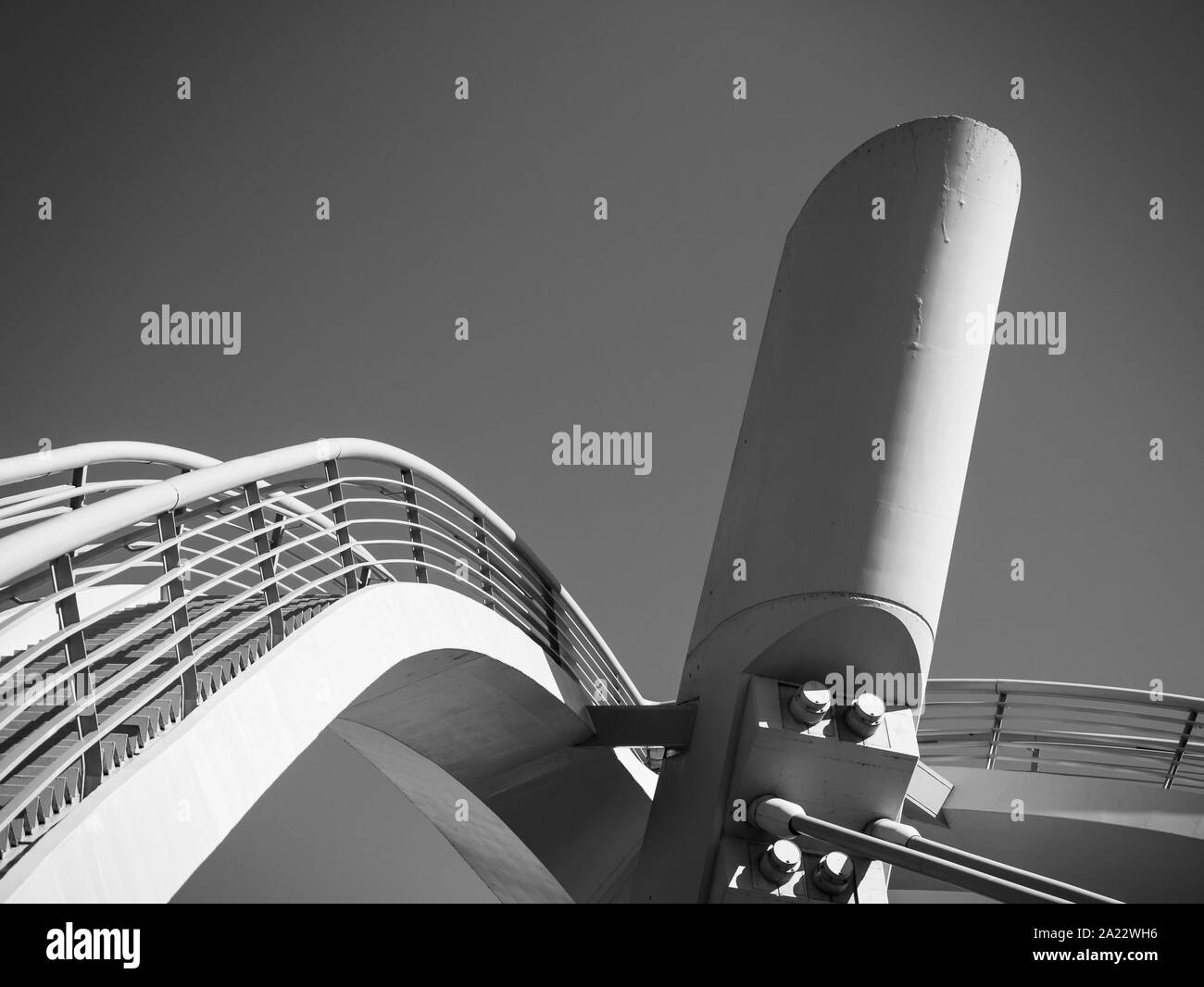 B&W vue détaillée de Puente del Milenio Bridge ('Millenium Bridge'), également connu sous le nom de Ponte del Milenio ou Puente de la Gaviota ('Seagull Bridge') Banque D'Images