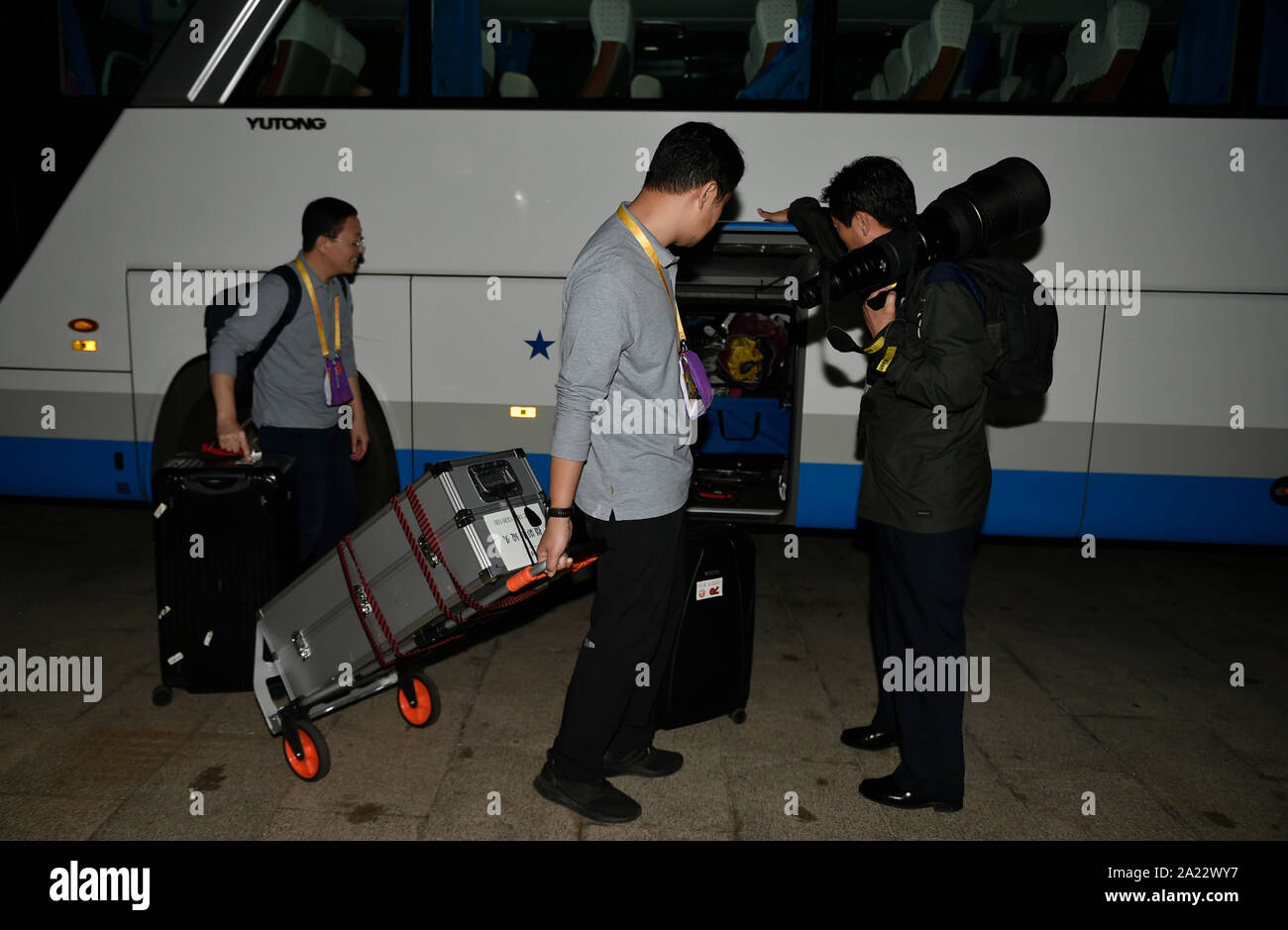 (191001) -- BEIJING, 1er octobre 2019 (Xinhua) -- Les journalistes de l'agence de presse Xinhua préparer à la tête de la Place Tian'anmen pour la fête nationale le rapport à Beijing, capitale de Chine, le 1er octobre 2019. (Xinhua/Lu Peng) Banque D'Images