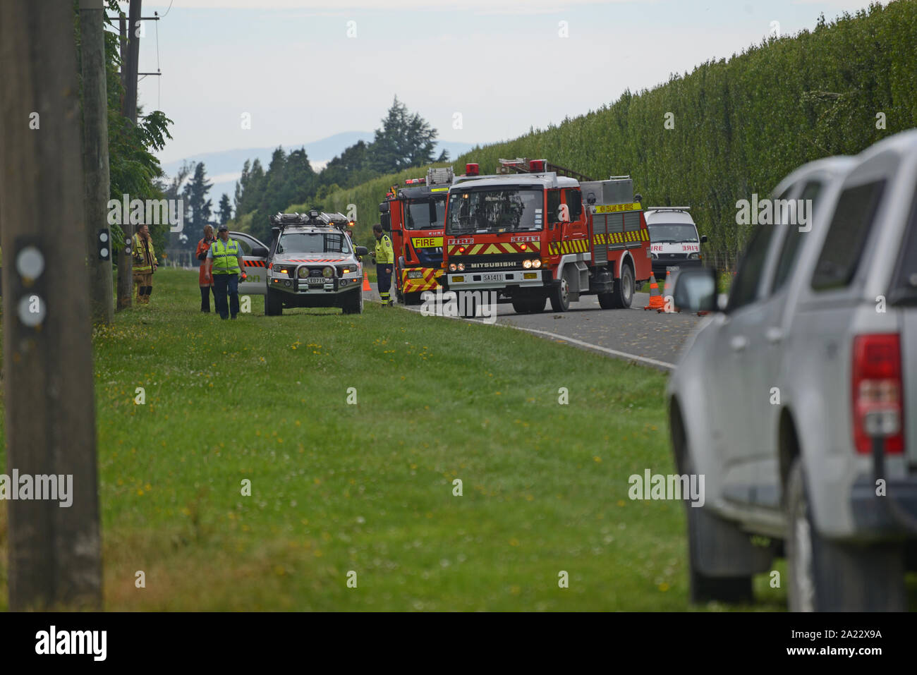 CHRISTCHURCH, Nouvelle-Zélande, 14 décembre 2018 : les pompiers et policiers attendre sur la route, près d'un seul accident de voiture Banque D'Images