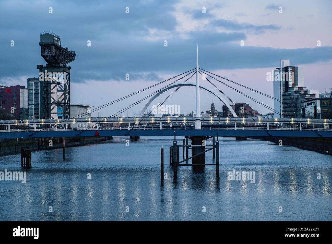 Paysage de ville avec deux ponts dans la soirée. Le Clyde Arc et cloches Bridge, Glasgow, Royaume-Uni Banque D'Images