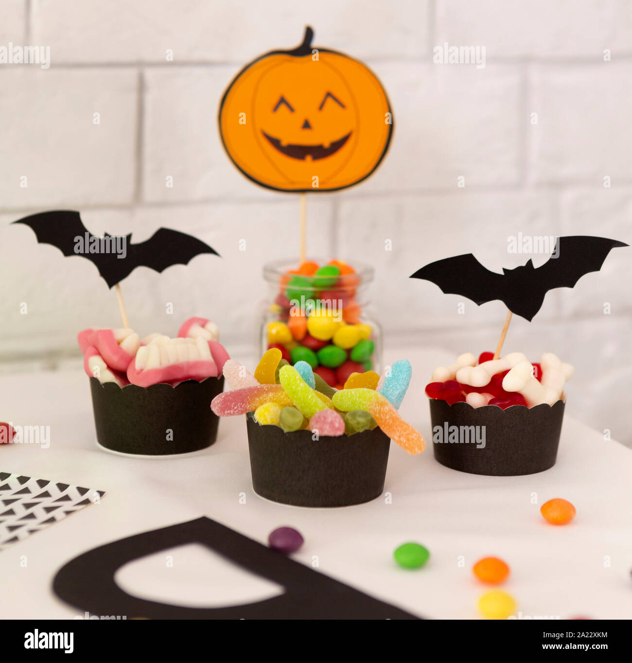 Close up of creative Halloween bonbons et papiers de fond sur les chauves-souris Banque D'Images