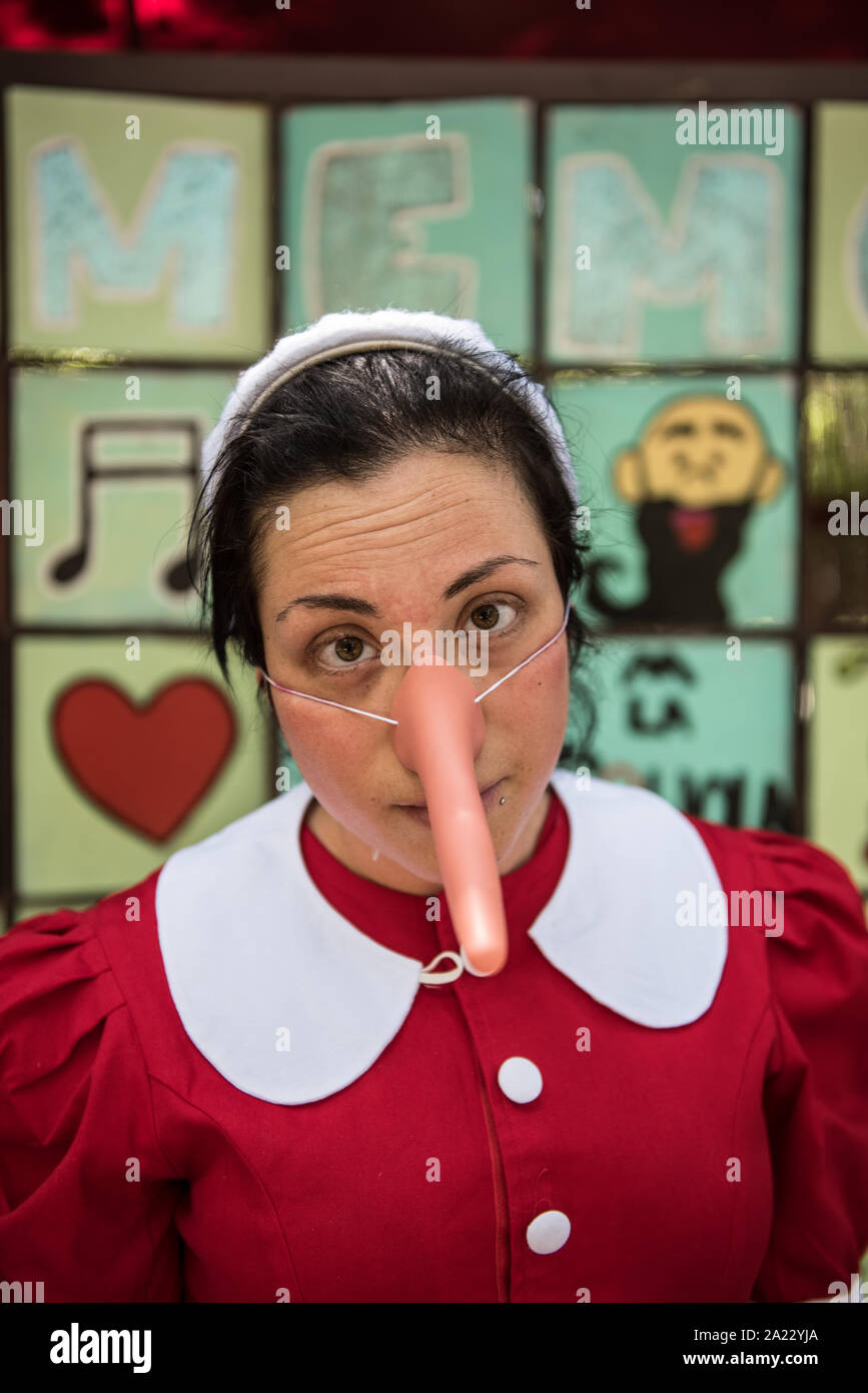 Membre du personnel du parc de Pinocchio habillé de travail par un Pinocchio Banque D'Images