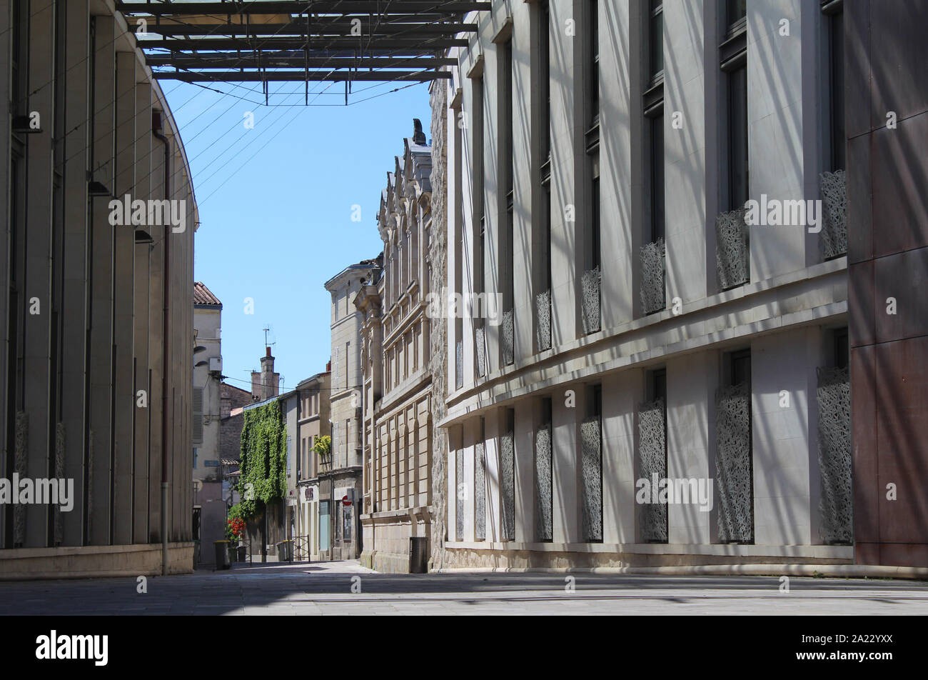 NIORT, FRANCE, LE 16 JUILLET 2017 : Avis de la pittoresque Rue de l'ancien oratoire de la vieille ville de Niort. Niort est une grande ville dans les Deux-Sèvres Banque D'Images