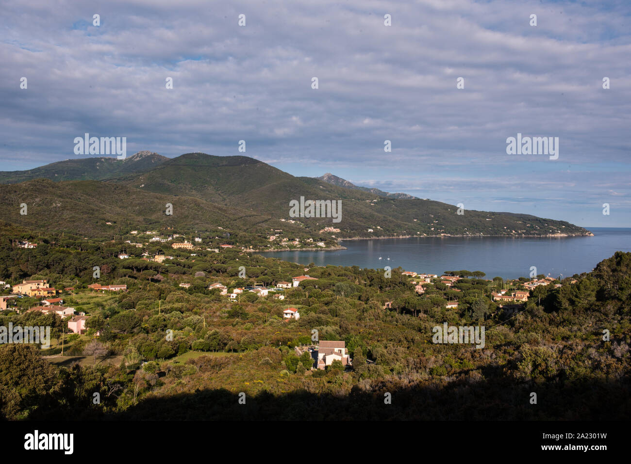 Golfe de Procchio paysage zone andCapanne monuntain Banque D'Images
