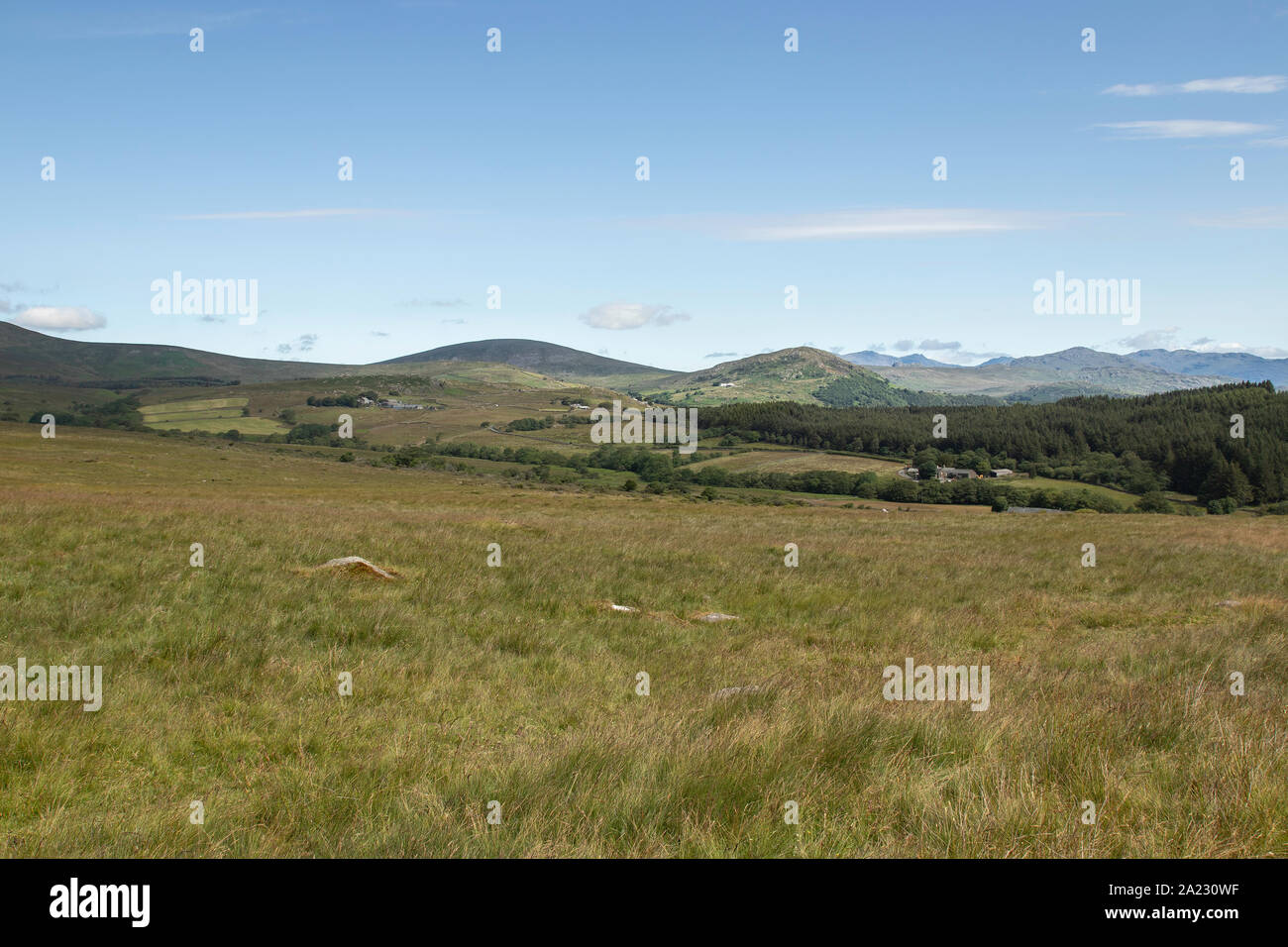 Voir d'Ulpha et les environs de Lake District Corney tomba, Corney, Cumbria UK - journée d'été, ciel bleu avec des nuages, des champs verts Banque D'Images