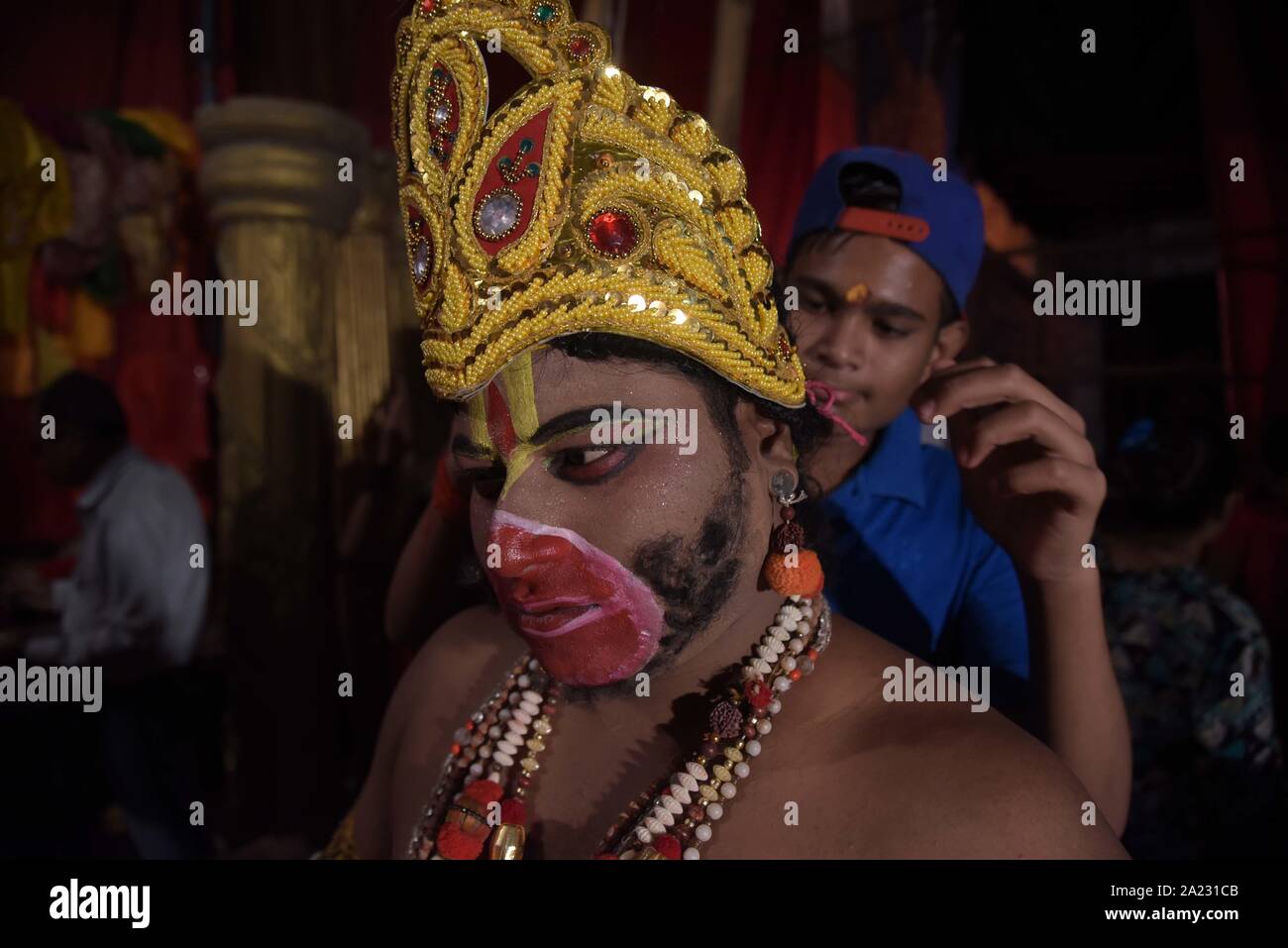 30 septembre 2019 : un artiste indien d'être habillé comme le caractère de Ramleela avant de procéder à son personnage lors d'un théâtre traditionnel 'Ramleela" racontant la vie de Rama organisé par le comité de Katra Ramleela pour célébrer le festival de Dussehra à Allahabad le lundi 30 septembre, 2019. Tenu à la fin de la Navratri (9 nuits) Festival de Dussehra, symbolise la victoire du bien sur le mal dans la mythologie Hindoue. (Crédit Image : © Prabhat Kumar Verma/Zuma sur le fil) Banque D'Images