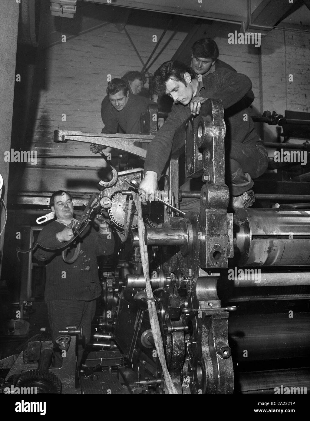 Les marchands de ferraille démantèlement vieux journal machine presse presses en 1966 Banque D'Images