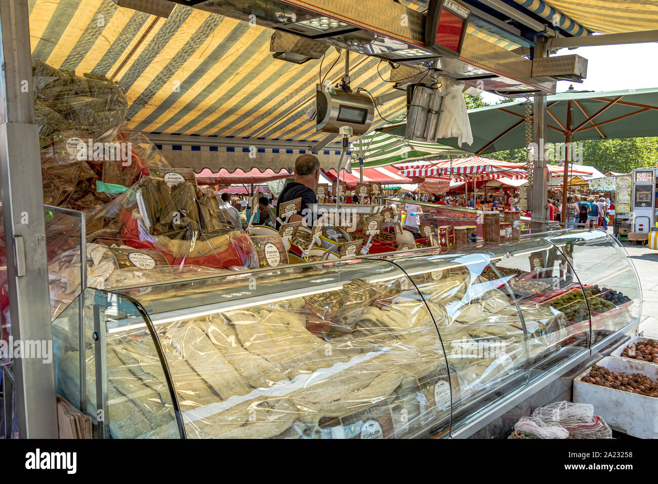 La morue salée sur un étal au Mercato di Porta Palazzo, l'un des plus grands marchés en plein air en Europe vente d'une grande variété de produits frais, Turin, Italie Banque D'Images