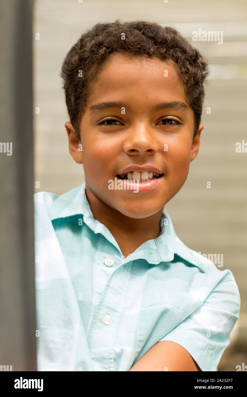Portrait D Un Jeune Metis Petit Garcon Photo Stock Alamy