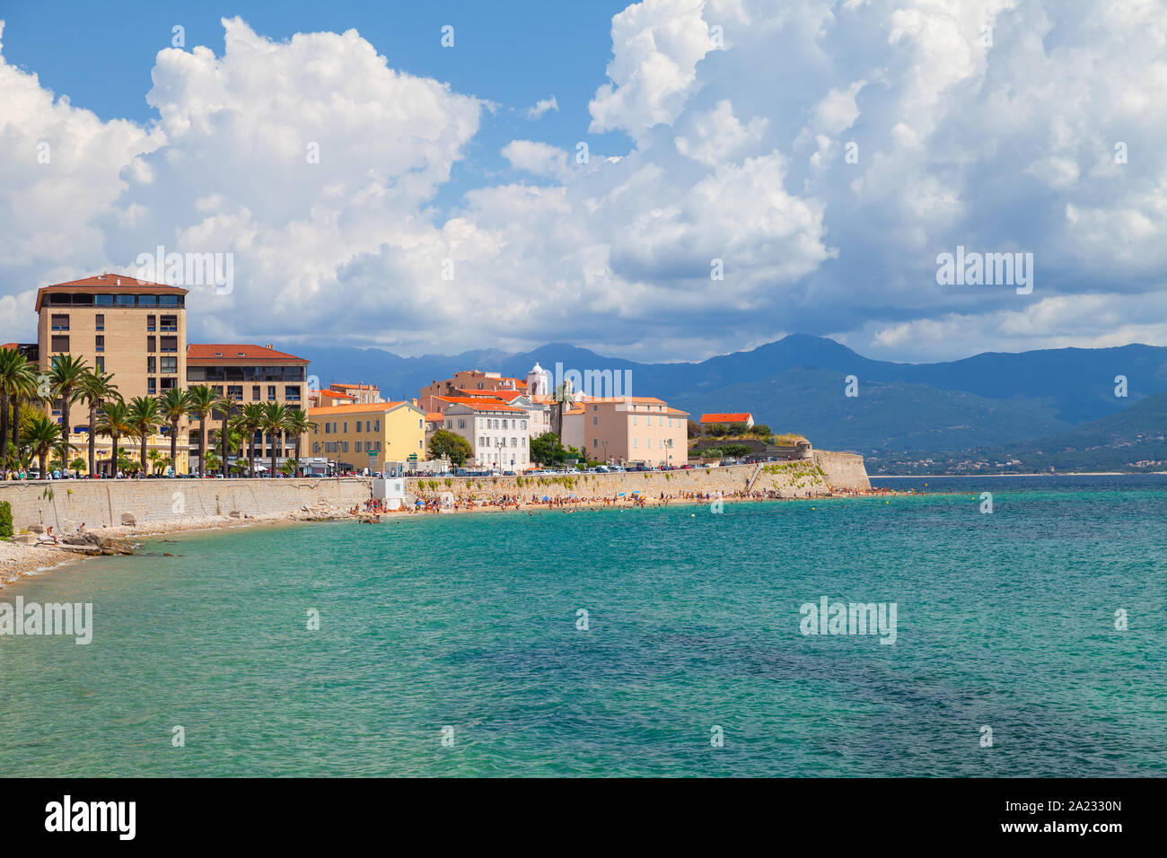 La ville d'Ajaccio à jour ensoleillé, plage publique et maisons anciennes à une rue côtière. Paysage d'été à l'île de Corse journée ensoleillée, France Banque D'Images