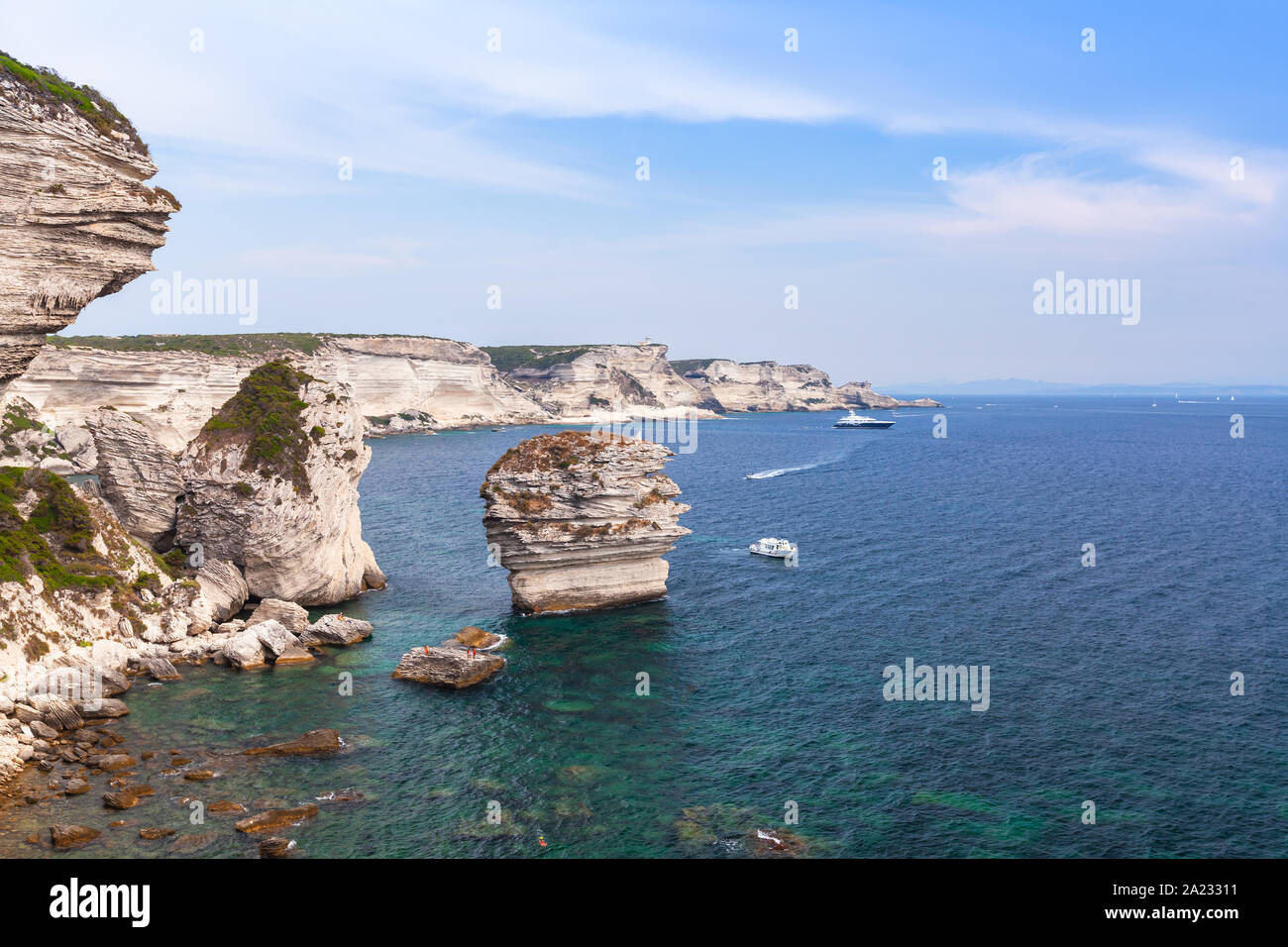 Les roches de la côte de Bonifacio. Paysage côtier de l'île de Corse à jour d'été, France Banque D'Images