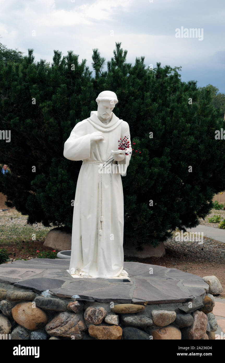 Une statue de San Francisco de Asis (Saint François d'assise) sur le terrain de l'église de la mission du même nom à Ranchos de Taos, New Mexico, USA. Banque D'Images