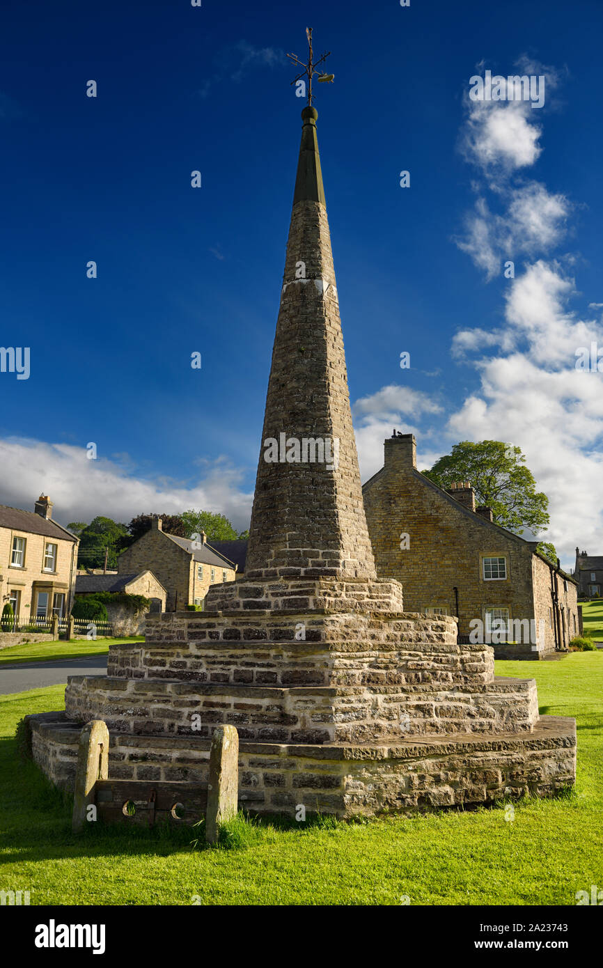 Aire de West Burton village vert avec Croix du souvenir et les stocks Leyburn Yorkshire Dales England Banque D'Images