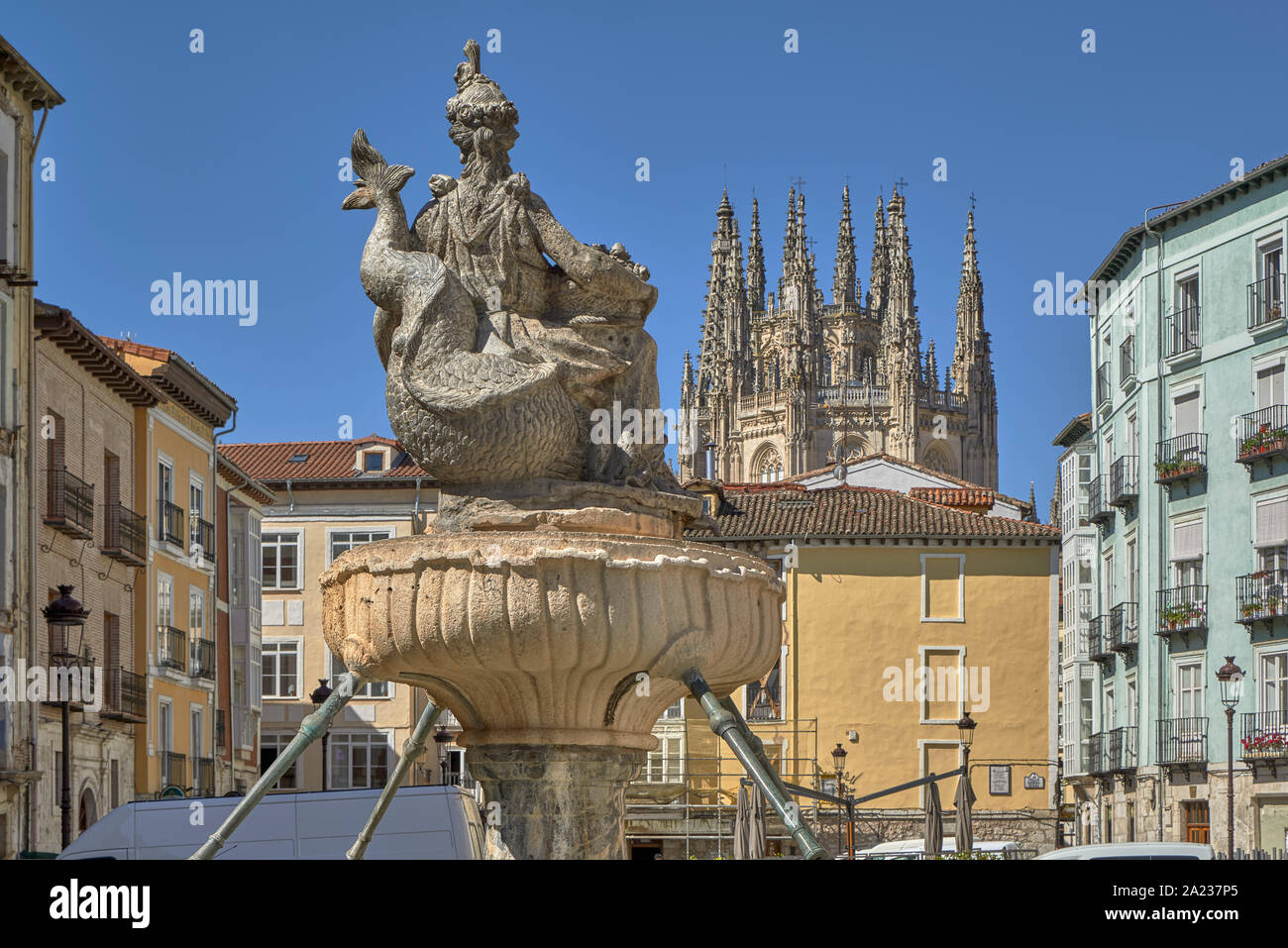 Fontaine de la flore de Huerto del Rey square avec le dôme de la cathédrale en arrière-plan dans la ville de Burgos, Castille et Leon, Espagne, Europe Banque D'Images